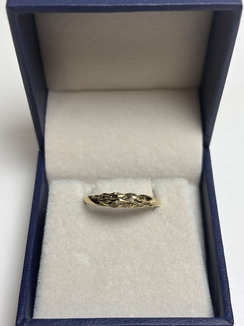 Yellow gold etched chevron band ring