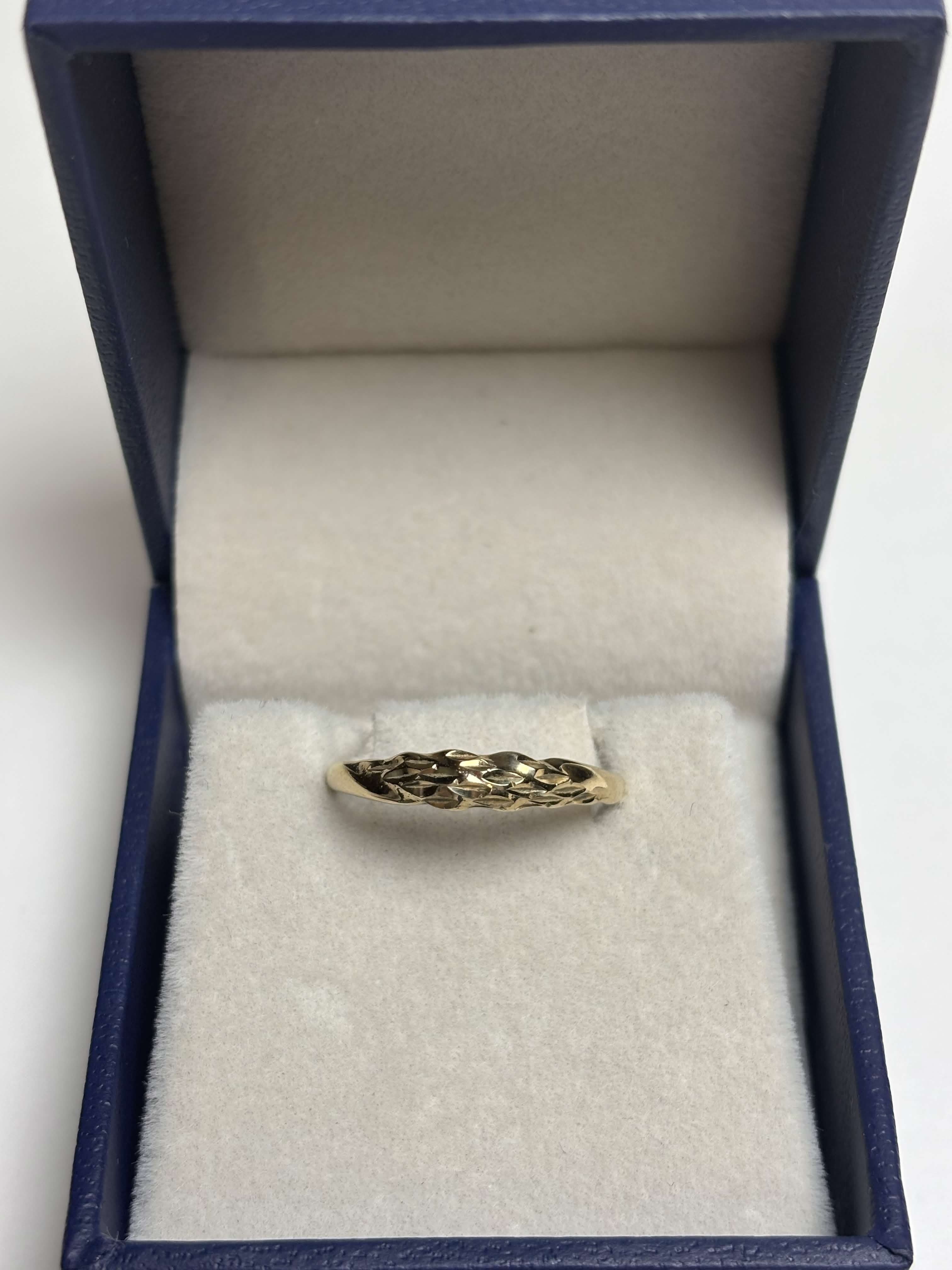 Yellow gold etched chevron band ring