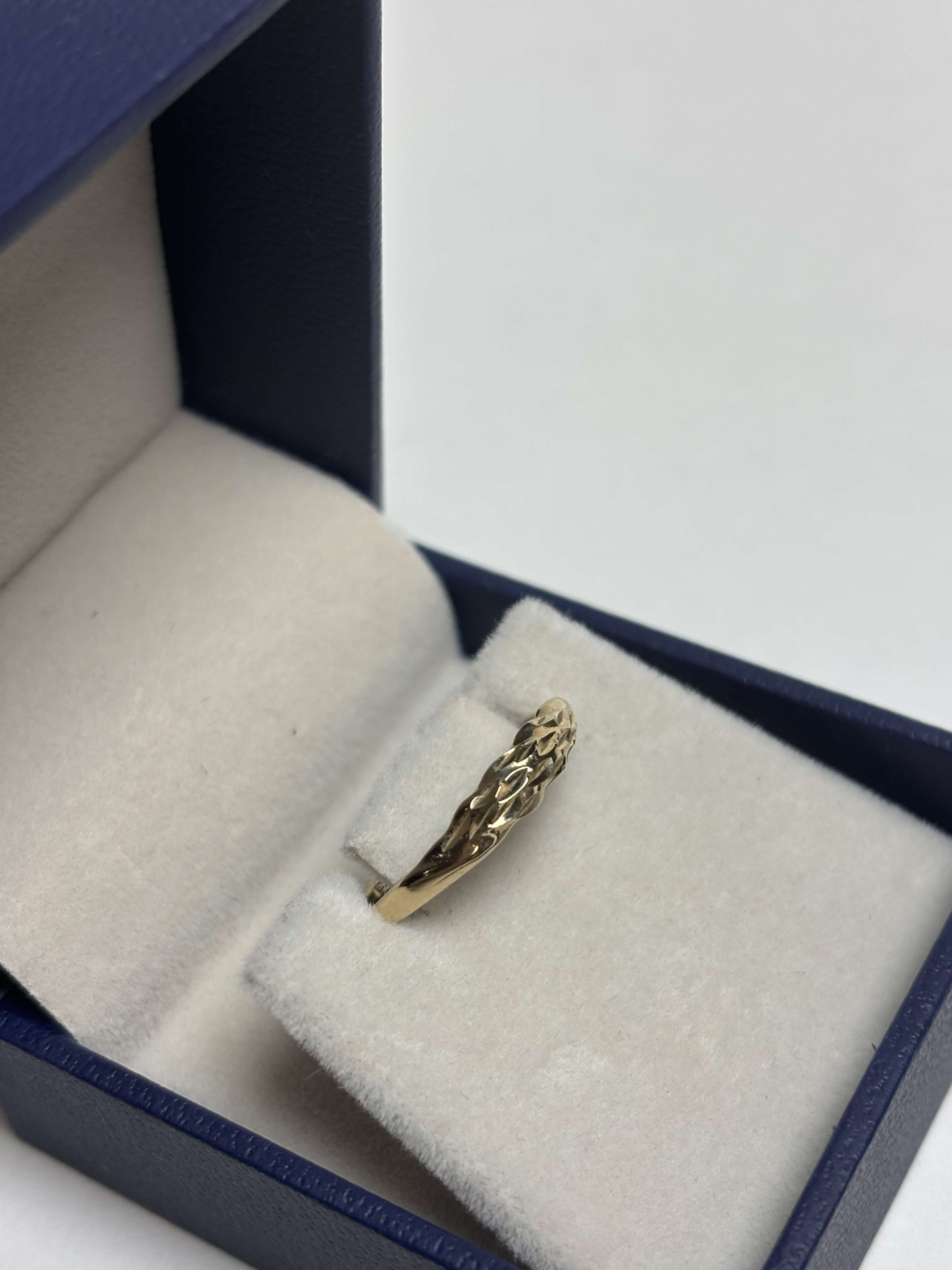 Side of yellow gold etched chevron band ring