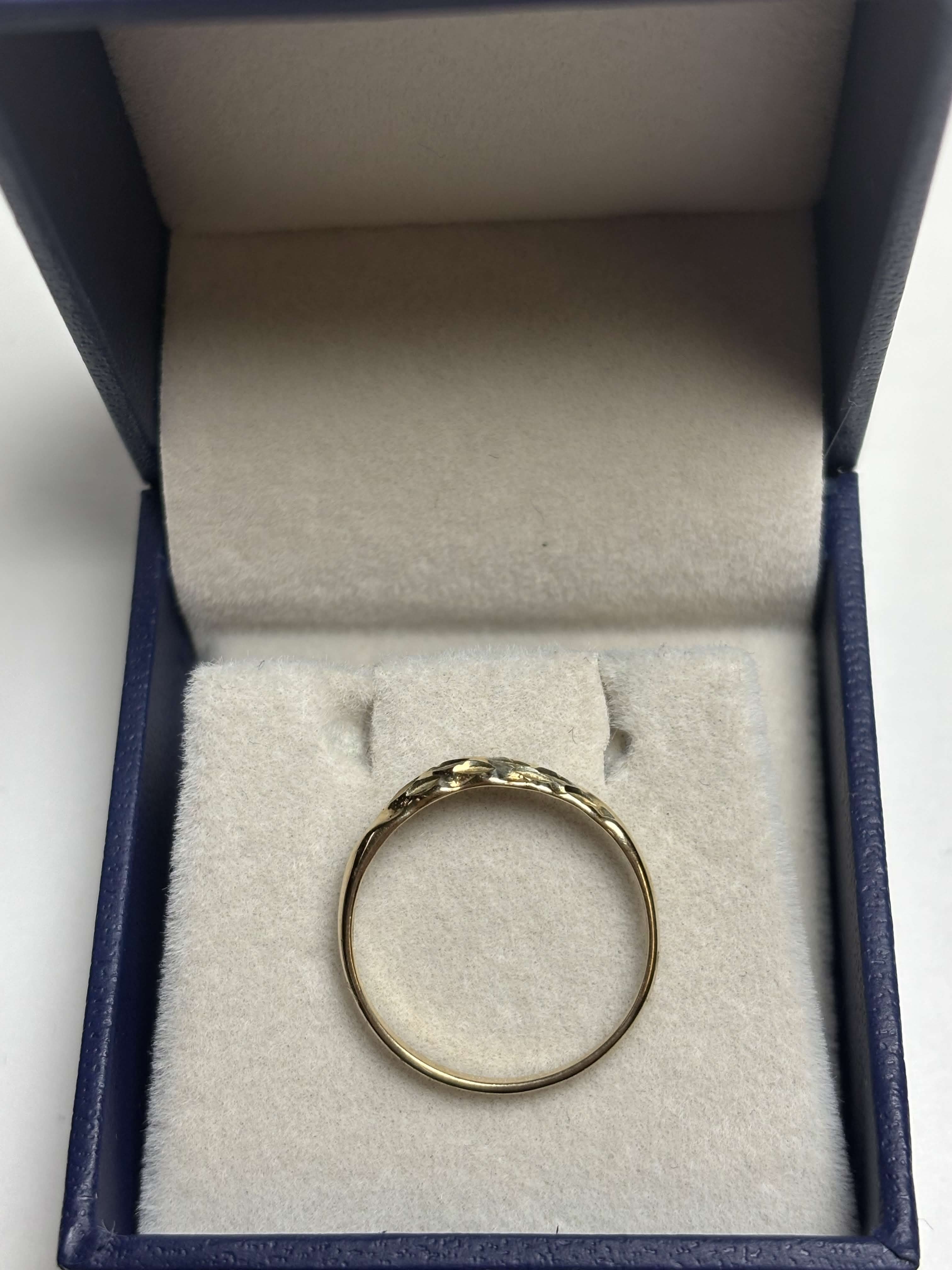 Side of yellow gold etched chevron band ring