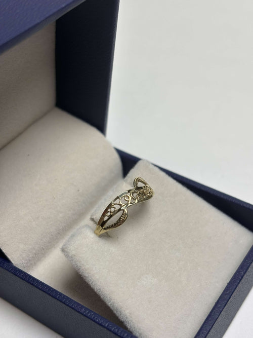 Side of yellow Gold Filigree Wave Ring