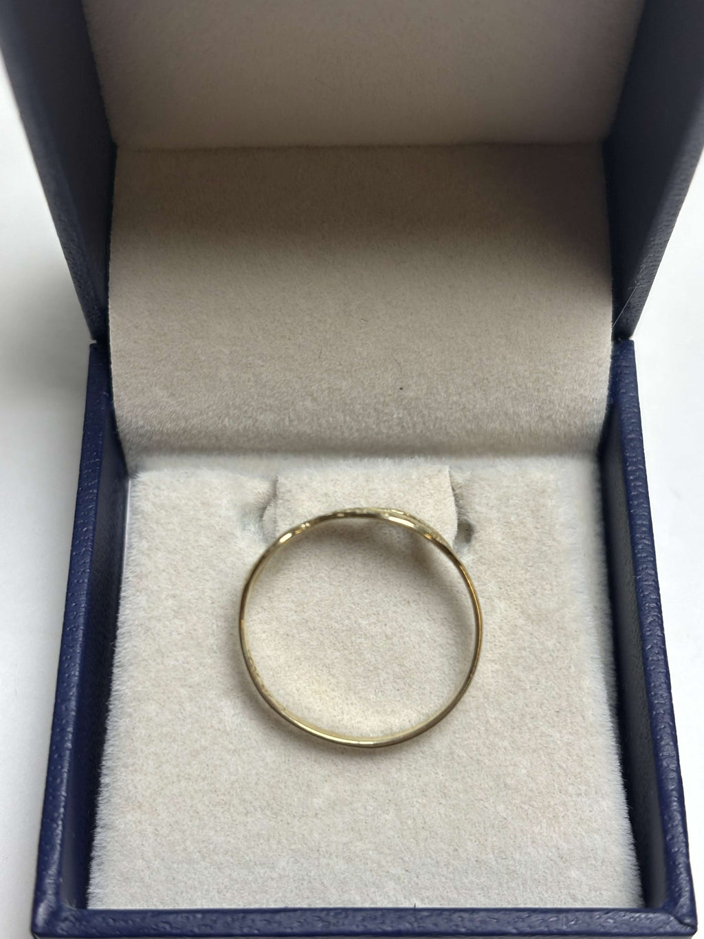 Side of yellow Gold Filigree Wave Ring